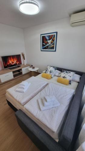 1 cama blanca grande en una habitación con TV en Harmony Apartment Koper, en Koper