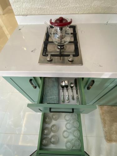 a kitchen counter with a blender on top of it at شاليه سفانه in As Sayl aş Şaghīr