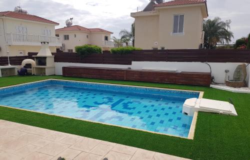 una piscina en el patio de una casa en Nissi Luxury Villa, en Ayia Napa