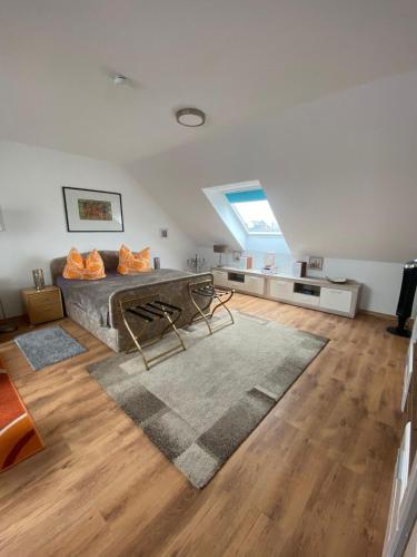 ein Wohnzimmer mit einem Sofa und einem Tisch in der Unterkunft Dachgeschoss Apartment mit Ausblick in Halle an der Saale