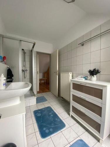 a bathroom with a sink and a toilet and a tub at Dachgeschoss Apartment mit Ausblick in Halle an der Saale