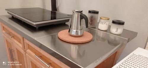 a kitchen counter with a blender on a counter top at Yurta Agricamping Villamagra in Santa Luce