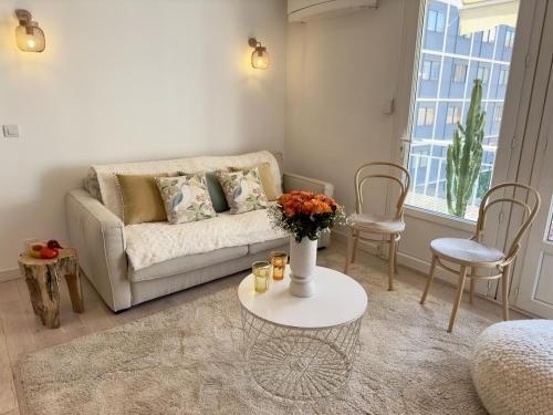 Posedenie v ubytovaní Appartement spacieux 70m2 avec 2 chambres - Terrasse expo sud - Coeur de Cannes