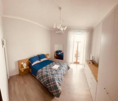 una camera da letto con un letto con cuscini blu di Il Richiamo Del Mare a Napoli
