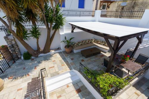 una vista sul soffitto di un patio con tavolo e alberi di The Dream House Skiathos a Città di Skiathos