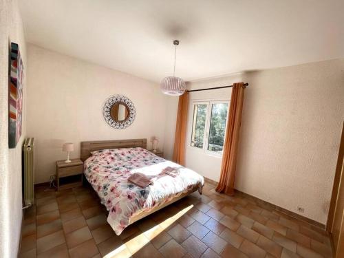 Katil atau katil-katil dalam bilik di Villa Terres Blanches à 10 min d'Aix-en-Provence