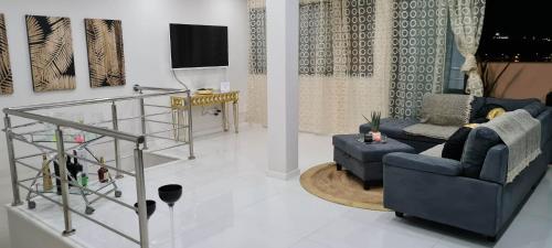a living room with two couches and a television at Résidence Cazino Apartamentos in Praia
