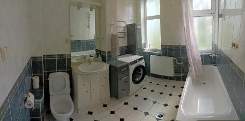 een badkamer met een wastafel, een toilet en een bad bij Klaipeda,Lithuania in Klaipėda