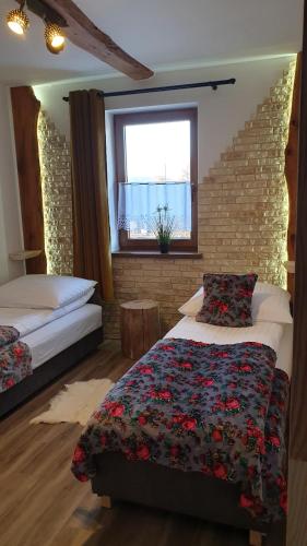 um quarto com 2 camas e uma janela em Stylowy Apartament I em Poronin