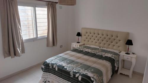 Un dormitorio con una cama grande y una ventana en Super Departamento amplio y luminoso con cochera en Lanús