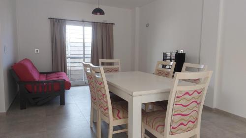 a white table and chairs in a living room at Super Departamento amplio y luminoso con cochera in Lanús