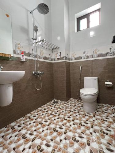 a bathroom with a toilet and a sink at Khách Sạn Toàn Uy - Đảo Phú Quý in Cu Lao Thu