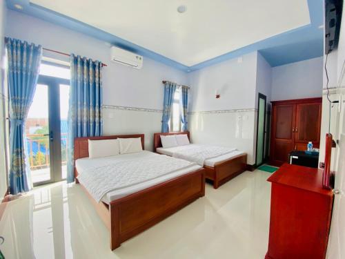 Giường trong phòng chung tại Khách Sạn Toàn Uy - Đảo Phú Quý
