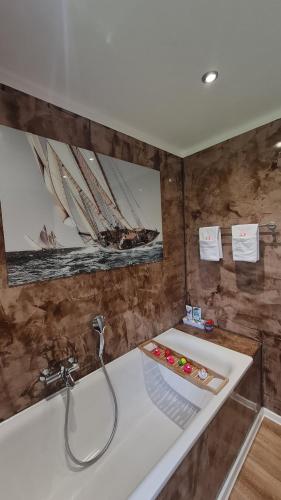 a bathroom with a bath tub and a sink at Ferienwohnung Familienglück in Tutzing