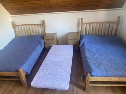 Una cama o camas en una habitación de RestMax
