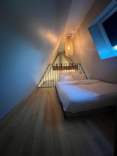 1 dormitorio con 1 cama con luz encendida en Duplex atypique au cœur de Mulhouse, en Mulhouse