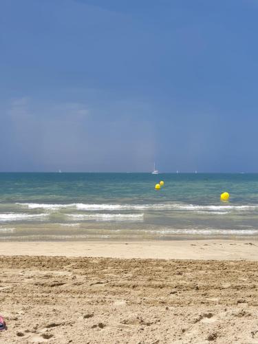 Photo de la galerie de l'établissement Mobile Home tout confort climatisé 4 à 6 personnes Camping Les Salins de la Gardiole ancien camping de L'Europe à Vic La Gardiole, à Vic-la-Gardiole