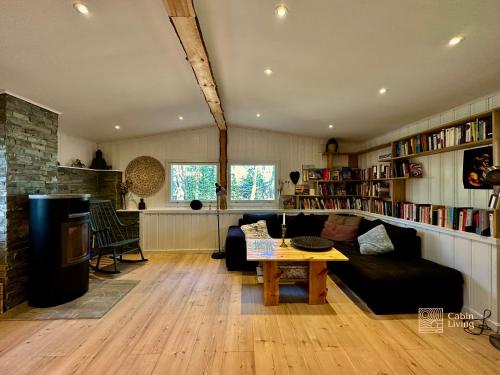 sala de estar con sofá y mesa en Summer Cabin Nesodden sauna, ice bath tub, outdoor bar, gap hut, en Brevik