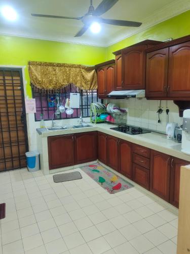 Kuchyň nebo kuchyňský kout v ubytování Homestay Cikgu Zedi Hulu Langat