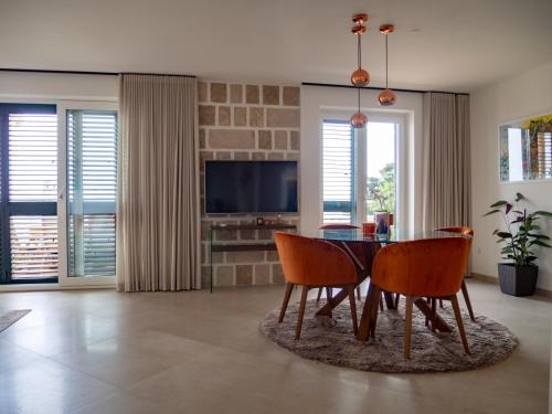 uma sala de jantar com mesa e cadeiras em Grand Amore Apartment em Dubrovnik