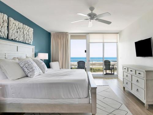 sypialnia z łóżkiem i widokiem na ocean w obiekcie Caribe The Resort #C813 w mieście Orange Beach