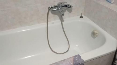 een douche in een wit bad met een kraan bij Casa Appartamento per Vacanze - CASA CAMPANFIORE - Al Centro Storico di ZAGAROLO in Zagarolo
