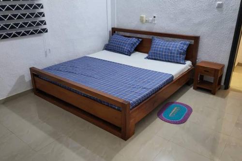 Schlafzimmer mit einem Bett mit blauer Matratze in der Unterkunft Résidence chez Jeanne in Agonkamè