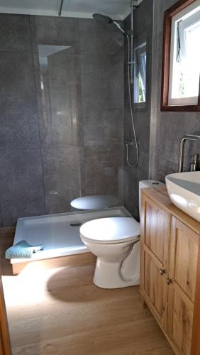 ห้องน้ำของ Het witte chalet aan het water van monumentaal fort