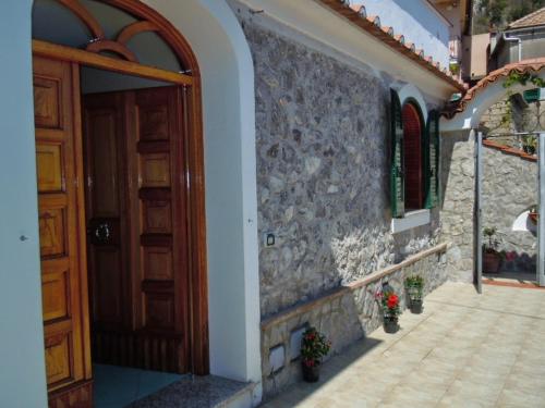 an entrance to a building with a wooden door at B&B Oliva in Scala