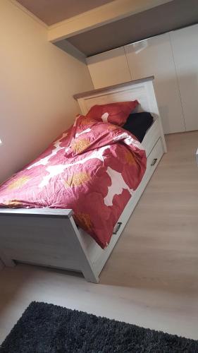 uma cama num pequeno quarto com em Village U33 em Jabbeke