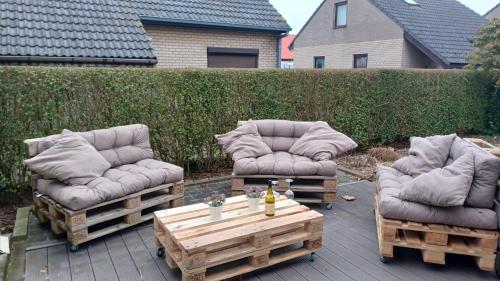 drie stoelen en een salontafel op een patio bij Village U33 in Jabbeke