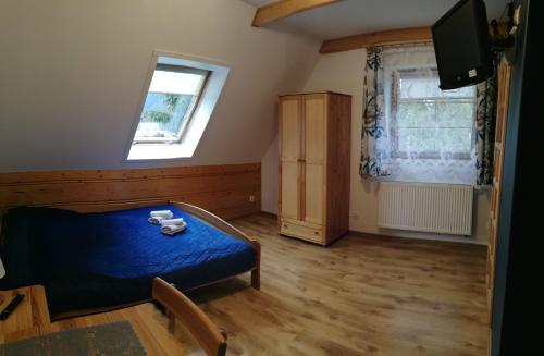 una camera con un letto e una TV di Pokoje Gościnne u Jonka a Zakopane