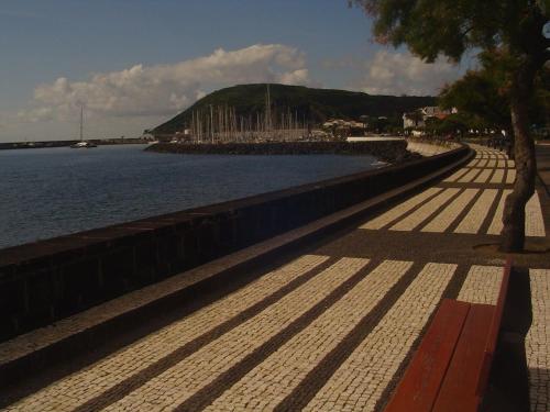 un marciapiede accanto a un corpo idrico di JAC-Lovely new apartment in Horta Faial Island a Horta