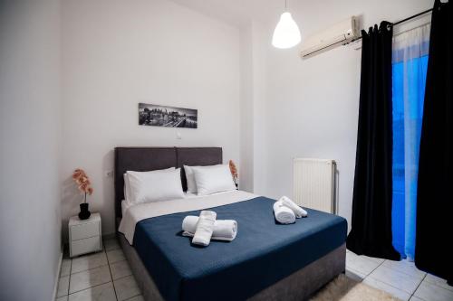 伊拉克利翁鎮的住宿－Joseph Seaside Apartment，一间卧室配有带毛巾的床