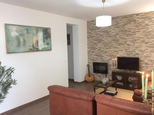 un soggiorno con divano e TV di JAC-Lovely new apartment in Horta Faial Island a Horta