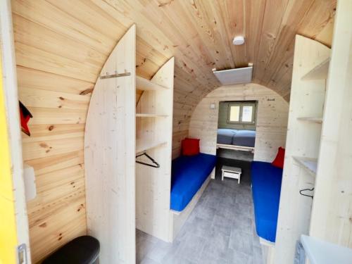 une petite maison avec une planche de surf au milieu dans l'établissement Holzhütte J22 groß, à Île de Reichenau