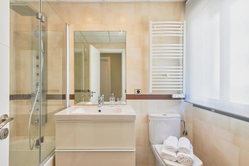 een badkamer met wastafel, douche en toilet bij Deluxe la cala Alamar in La Cala de Mijas