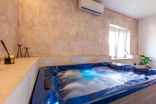 eine große Whirlpool-Badewanne in einem Zimmer in der Unterkunft Luxury Hedone Apartment near the Bridge with Private SPA Zone in Zadar