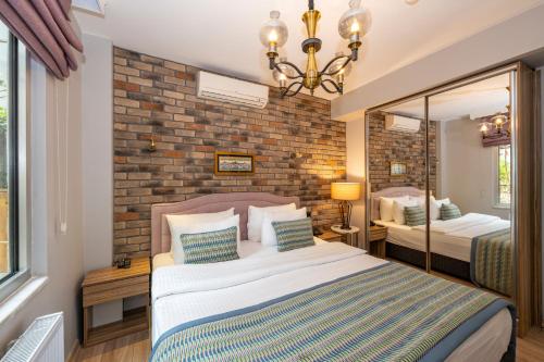 ein Schlafzimmer mit einem Bett und einer Ziegelwand in der Unterkunft The marions Suite istanbul LUXURY CATEGORY in Istanbul