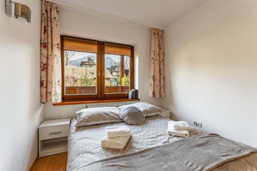 sypialnia z łóżkiem i oknem w obiekcie Willa Ela Cri w Zakopanem