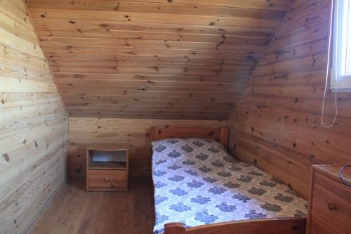 Zimmer mit einem Bett in einem Blockhaus in der Unterkunft NIKA in Stegna