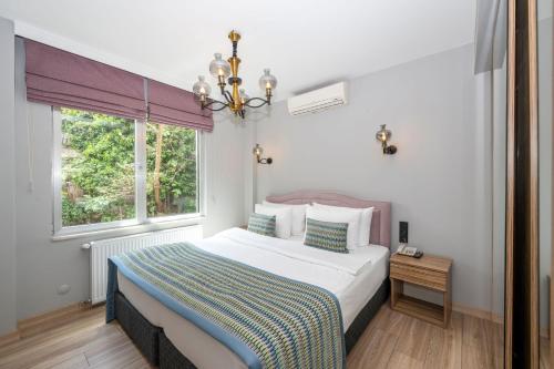 Un pat sau paturi într-o cameră la The marions Suite istanbul LUXURY CATEGORY