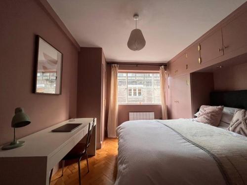 Postel nebo postele na pokoji v ubytování Fitzrovia / Bloomsbury / West End - Two Bed apt