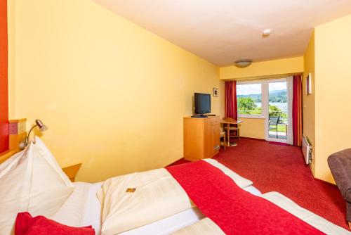 Rúm í herbergi á Strandhotel Schabus