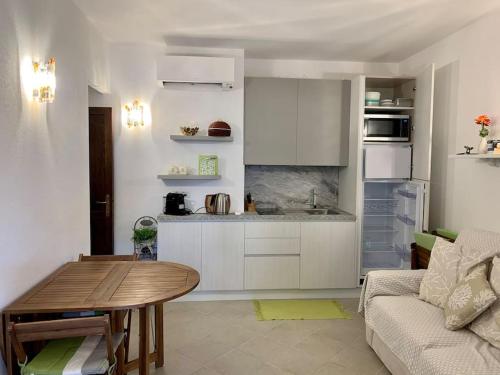Kuchyň nebo kuchyňský kout v ubytování Buganvillea Cottage: un nido a 200 mt. dal mare