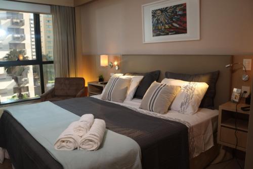 Una cama o camas en una habitación de Flat Premium Particular Cullinan Hotel
