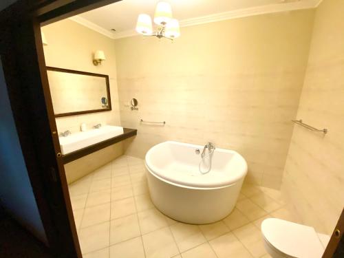 een badkamer met een bad, een wastafel en een toilet bij Przy Dębach in Stargard
