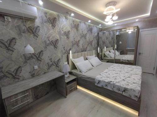 um quarto com uma cama grande e um espelho em Small house in a centr em Dushanbe