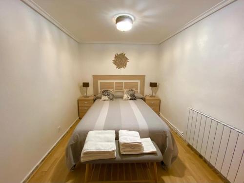 1 dormitorio con 1 cama grande y toallas. en Casa Dolare a 4 kilometros de Laguardia, en Leza