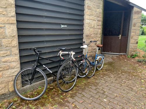 Deux vélos sont garés à côté d'un bâtiment dans l'établissement port an dro, à Carnac